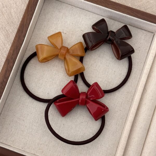 THREE-DIMENSIONAL BOW CUFF PONY