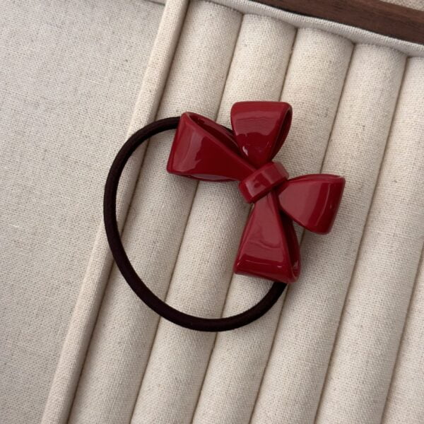 THREE-DIMENSIONAL BOW CUFF PONY